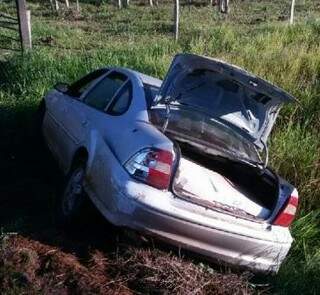Veículo foi abandona às margens da rodovia. (Foto: Divulgação/PMR)