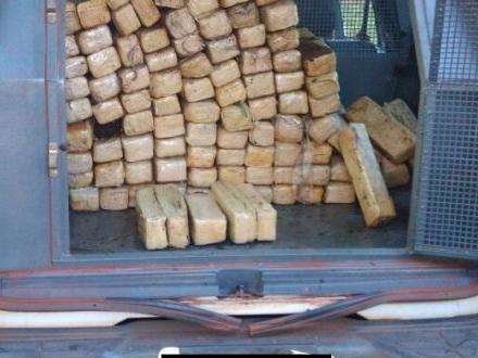 Pol&iacute;cia encontra mais de 100 tabletes de maconha abandonados em terreno baldio