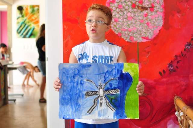 Mosquito da dengue vira monstrinho moderno quando crianças aprendem com arte 