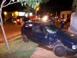 Assaltantes em fuga batem carro em Dodge Ram e são arremessados contra portão de Igreja. (Foto: Divulgação)