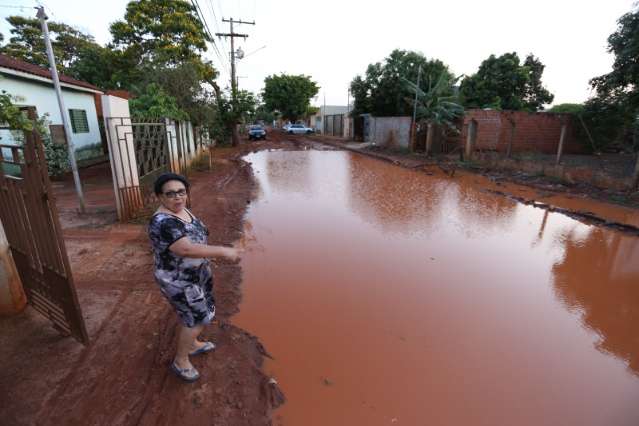 Popula&ccedil;&atilde;o acusa prefeitura de n&atilde;o concluir obra em rua alagada
