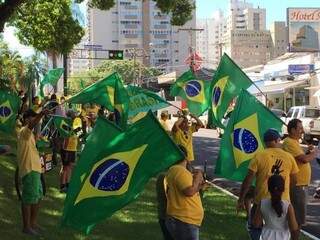 Grupo Reaja Brasil em um dos muitos manifestos realizados nos meses de março e abril em Campo Grande. (Foto: Fernando Antunes/Arquivo)