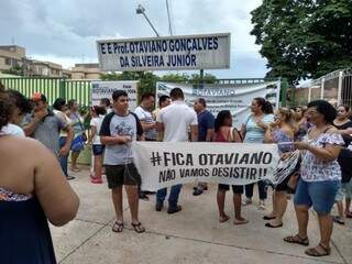 Pais, alunos e servidores realizaram protesto contra fechamento de escola, confirmado na quinta-feira pela SED. (Foto: Mirian Machado)