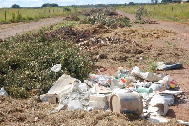  Rep&oacute;rter News - Pra&ccedil;a do Papa n&atilde;o tem lixeiras e terrenos da regi&atilde;o est&atilde;o em abandono