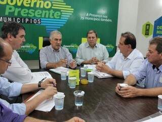 Marcos Pacco e o vice-prefeito Roberto Marsura com Reinaldo e secretários (Foto: Chico Ribeiro)