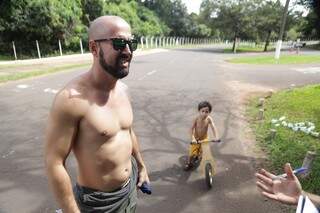 Alex sempre leva o filho, de 3 anos, para passear no parque e diz sentir segurança em relação ao cachorros que frequentam o local (Foto: Fernando Antunes) 