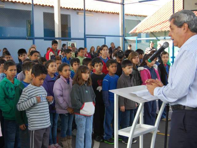  Andr&eacute; entrega reforma de escola e recebe pedido para melhorar tr&acirc;nsito