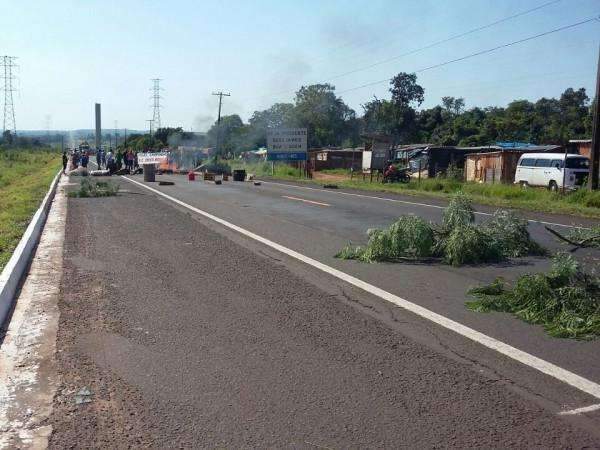 Grupo de trabalhadores rurais interdita totalmente trecho da BR-262 