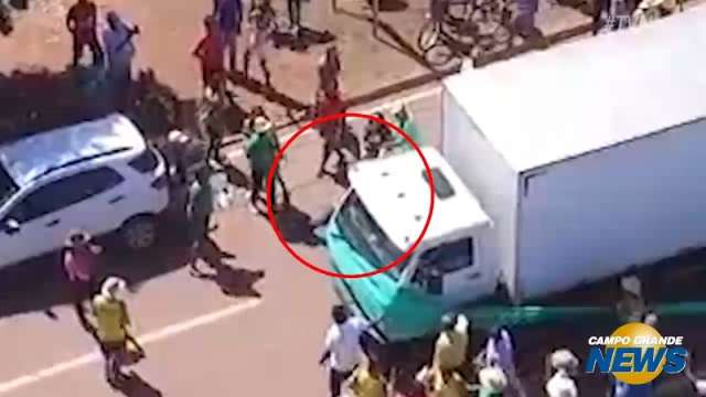 Caminhoneiro avan&ccedil;a em grupo de manifestantes e causa confus&atilde;o; veja o v&iacute;deo