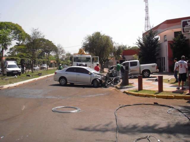  Acidente entre carros deixa motorista preso nas ferragens em Dourados