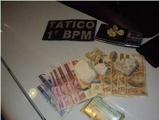 Dinheiro e droga apreendidos na casa de traficante (Foto: Divulgação/PM)