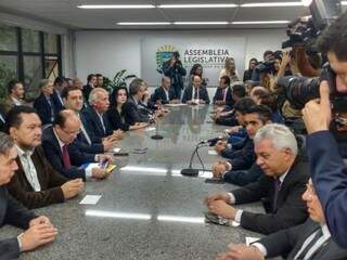 Deputados estaduais em reunião com o governador Reinaldo. (Foto: Leonardo Rocha).