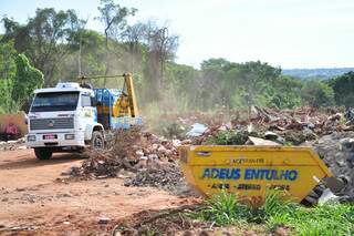 Prefeitura autorizou que restos de materiais de construção fossem jogados. (Foto: João Garrigó)