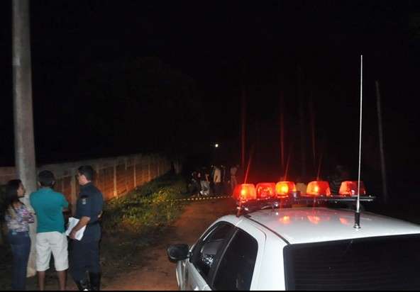 Homem de 41 anos &eacute; encontrado morto com duas facadas no t&oacute;rax 