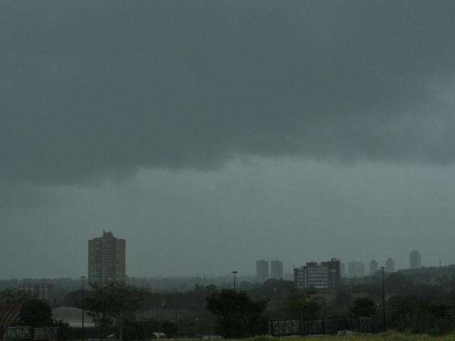 Chuva forte, frio e tempestade de raios dominam quarta-feira na Capital