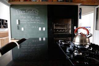 Cozinha virou espaço gourmet com churrasqueira embutida. (Foto: Gerson Walber)