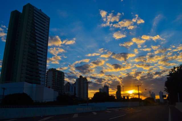 Segunda-feira amanhece com c&eacute;u aberto e calor em Campo Grande 