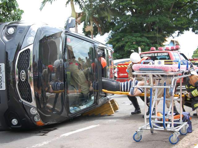 Motorista n&atilde;o para em cruzamento e causa acidente no bairro Santa F&eacute;