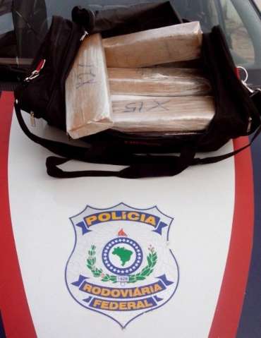 Adolescente de 14 anos &eacute; flagrada transportando 17 kg de maconha