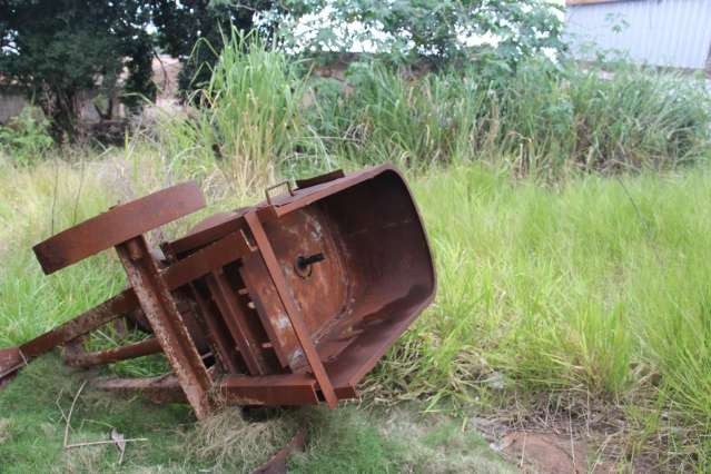 Moradores fazem &#039;vaquinha&#039; para limpar terreno abandonado na Capital