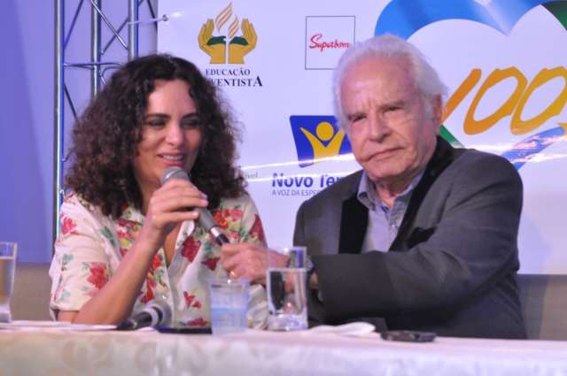 &Iacute;cone do jornalismo e longe da TV Globo, Cid Moreira vira &quot;profeta&quot;