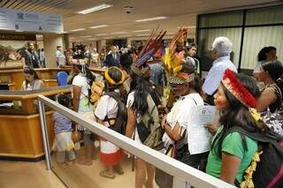 &quot;Cara chachá&quot; - Índios na fila com documentos em mão para entrar no plenário. (Foto e legenda de Gerson Walber)
