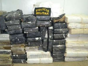  Motorista tenta fugir, ve&iacute;culo capota e Pol&iacute;cia apreende 825 kg de maconha