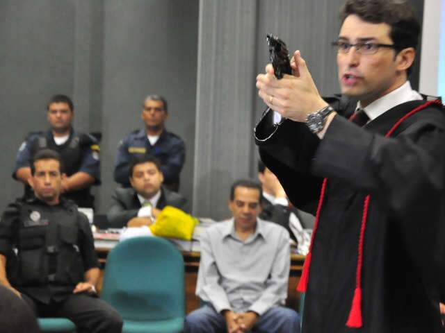  Acusa&ccedil;&atilde;o exibe v&iacute;deos e sustenta que jornalista podia ver passageiros