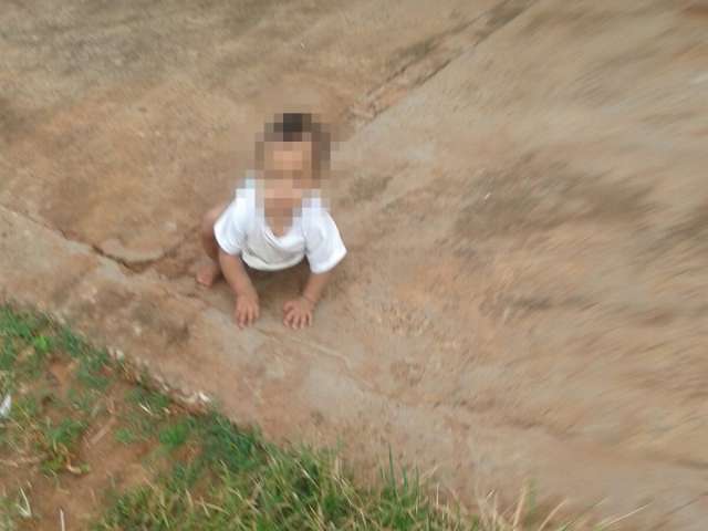 Tr&ecirc;s crian&ccedil;as s&atilde;o encontradas sozinhas na rua v&iacute;timas de abandono