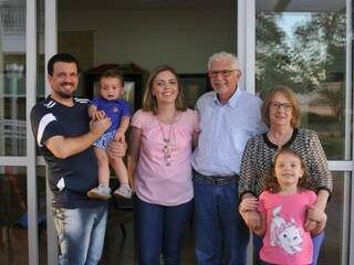 Família toda: Endrigo (marido de Aline), Pedro Henrique, Aline, Omar, Rosa e Mariana. (Foto: Alcides Neto)