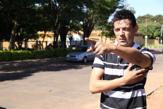 Rua esburacada gera transtorno e preju&iacute;zo aos moradores de bairro
