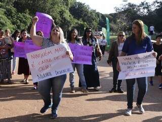 Mulheres pedem o fim da violência em caminhada no Parque dos Poderes (Foto: Kisie Ainoã)
