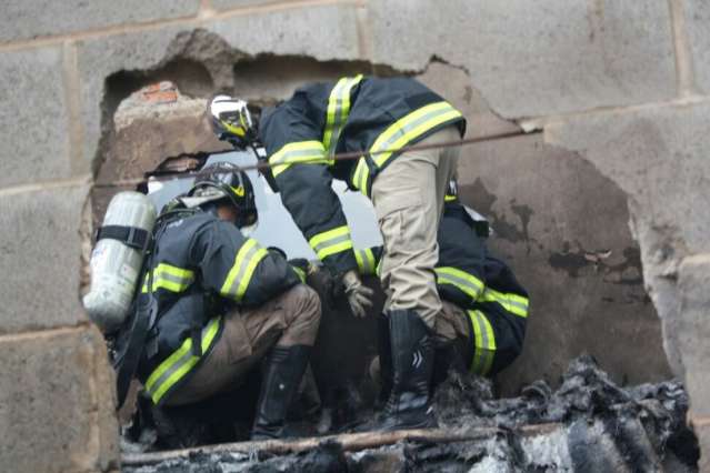 Rodovia &eacute; liberada e bombeiros fazem rescaldo do fogo em f&aacute;brica