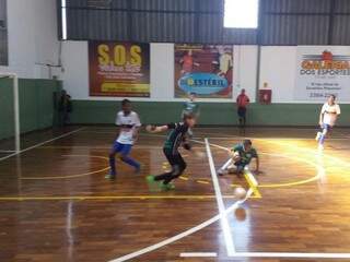 Um dos confrontos da rodada de sábado da Copa Pelezinho de Futsal (Foto: Divulgação)