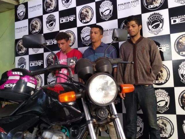 Dupla alugava moto para assaltar e pagava com celulares roubados