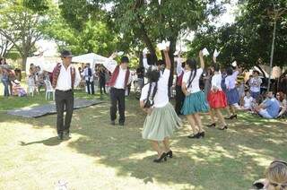 Apresentação de dança típica na Praça da Bolívia. (Fotos: Marcelo Calazans)