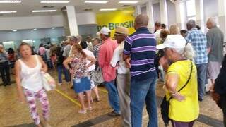 Idosos esperando para sacar aposentadoria e pensão no Banco do Brasil da Av Afonso Pena com a Rua Treze de Maio (Foto: Direto das ruas) 
