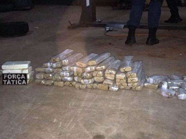 Traficante &eacute; flagrado com maconha, haxixe e coca&iacute;na sob lataria de ve&iacute;culo