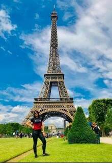 Bruna posa em frente à Torre Eiffel.