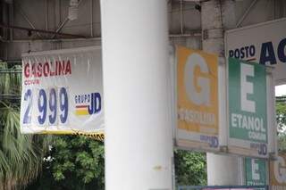 Posto que aceita só dinheiro, abaixa o preço da gasolina.(Foto: Marcos Ermínio)