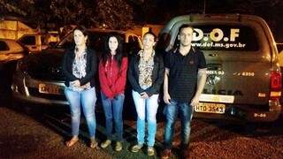 As quatro pessoas presas pelo DOF tentando levar Hilux para o Paraguai (Foto: Divulgação)
