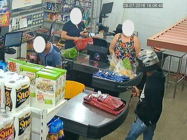 Bem vestido, bandido &eacute; flagrado por c&acirc;mera em assalto no Tiradentes