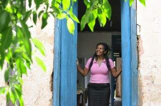 Sara, a moradora que não troca sua casa por nenhuma mansão. (Foto: Alcides Neto)