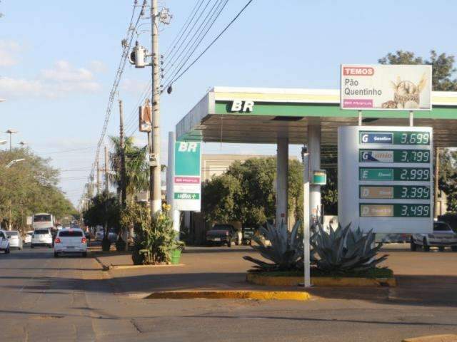 Gasolina fica 5% mais cara em um m&ecirc;s e passa dos R$ 4, mostra Procon
