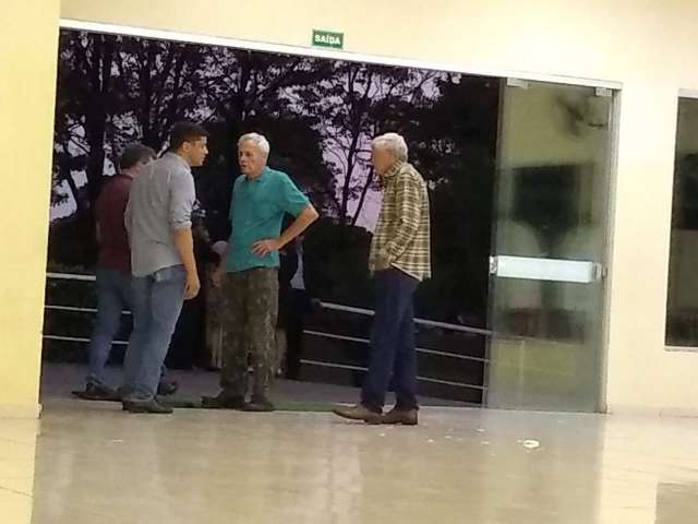 PM &eacute; consolado pela fam&iacute;lia e amigos no vel&oacute;rio do filho assassinado