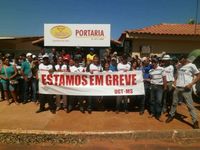 Em Iguatemi, funcion&aacute;rios de frigor&iacute;fico declaram greve