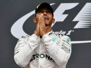 Hamilton conquistou terceira vitória seguida neste domingo e a liderança do campeonato(Foto: Reprodução/AFP)