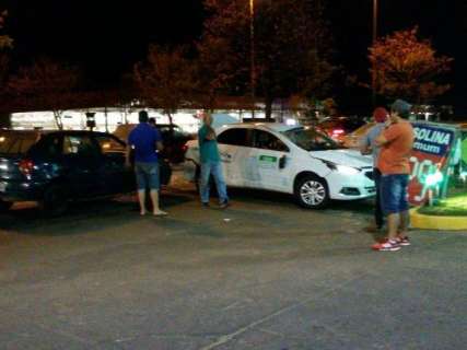 Após colisão, táxi capota e bate em canteiro de posto na Cônsul Assaf Trad