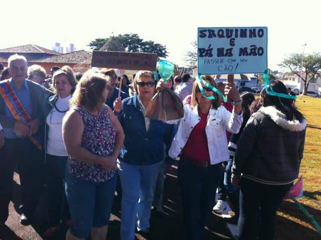  Moradores comemoram nova pra&ccedil;a e protestam contra coc&ocirc; no gramado 