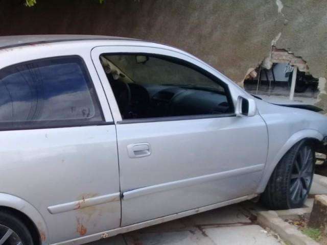 Motorista embriagado é socorrido após bater carro em muro de residência 